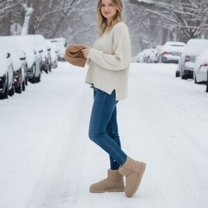 NIB Women's UGG Classic Mini II Size 9